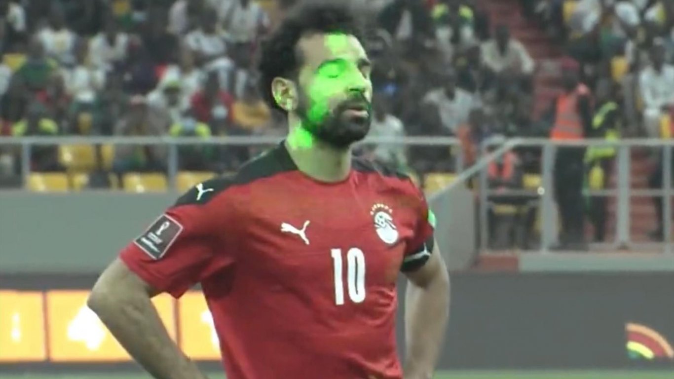 ФИФА глоби солено Сенегал заради лазери срещу Салах