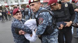 Мащабен антиправителствен протест поиска оставката на Пашинян, 250 са задържани 