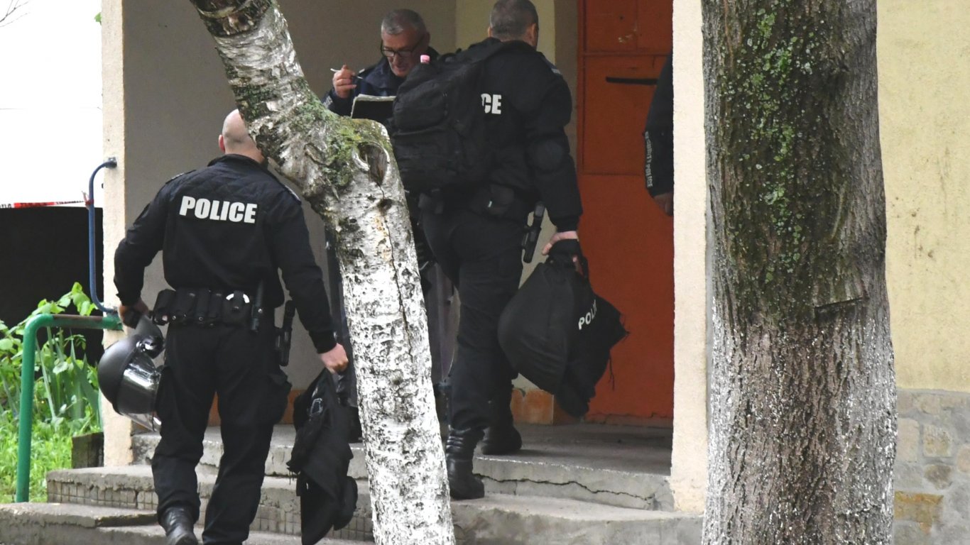 Арестуваха мъжа от Люлин след като 4 дни стоя барикадиран в дома си