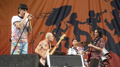 Red Hot Chili Peppers" почетоха покойния барабанист на "Foo Fighters" на джаз фестивала в Ню Орлиънс