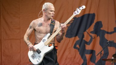 Басистът на Red Hot Chili Peppers издаде джаз албум