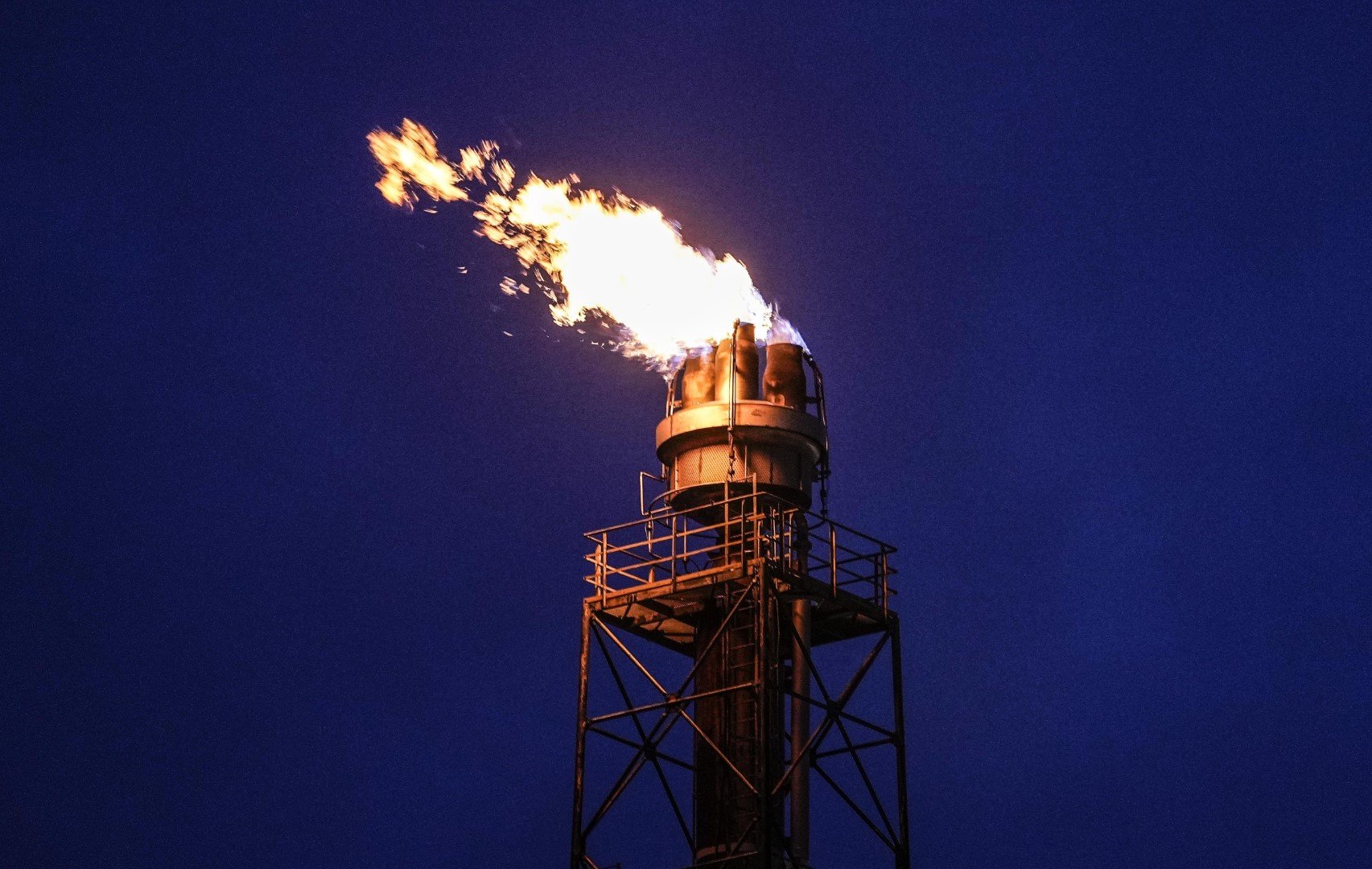 Рафинерия на BP изгаря газ в Гелзенкирхен, Германия, вторник вечерта, 5 април 2022 г.