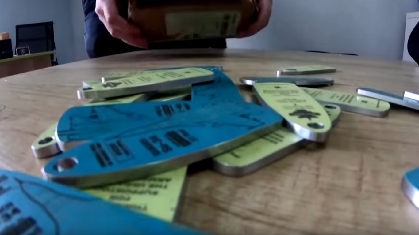Украинец прави ключодържатели от свален руски "Су-34", продава ги по $1000 (видео)