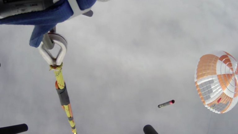 „Свръхзвуков балет”: Хеликоптер улови ракета, връщаща се от космоса (видео)