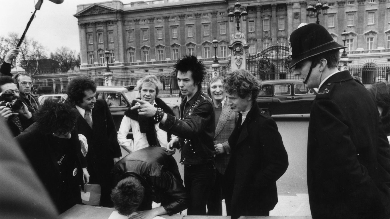 "Sex Pistols" преиздават "God Save The Queen" преди платинения юбилей на Елизабет II