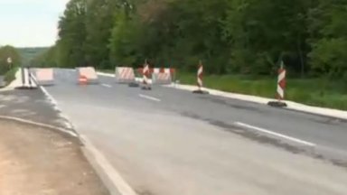 Нов път между Русе и Кубрат е блокиран с бетонни блокове заради спор