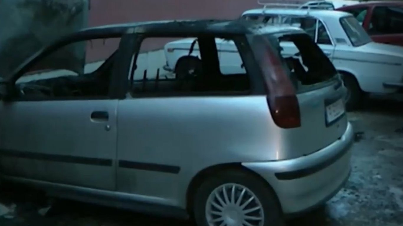 Взривиха кола пред жилищен блок в Русе (видео)