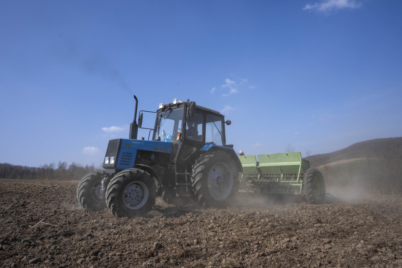 Украинци подготвят земята си за сеитбата на пшеница