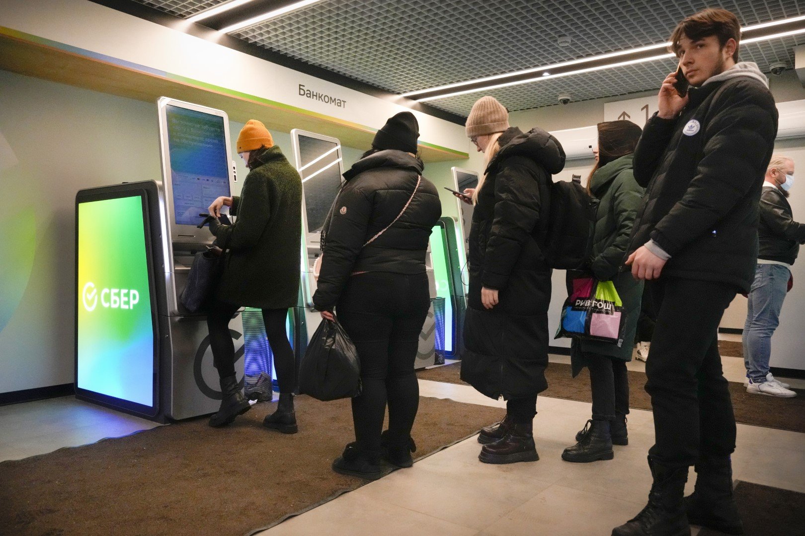 Опашка пред банкомати на СБЕРбанк в Санкт Петербург в първия ден след инвазията на Русия в Украйна - 25 февруари. Сега банката влиза в черния списък на ЕС