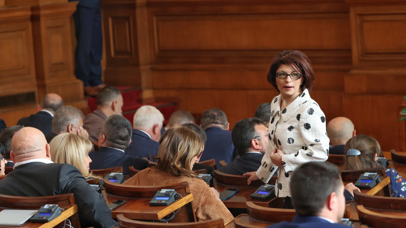Десислава Атанасова: Един от възможните варианти е кабинет на малцинството на ГЕРБ 