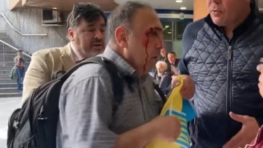 Сблъсъци между протестиращи „за” и „против” Украйна в центъра на София, има ранен (видео)