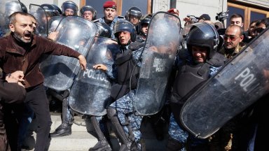 Взривове, изстрели и ранени: Въоръжени щурмуваха полицейски участък в Ереван (видео)