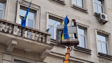 "Възраждане" свали украинското знаме от фасадата на Столична община