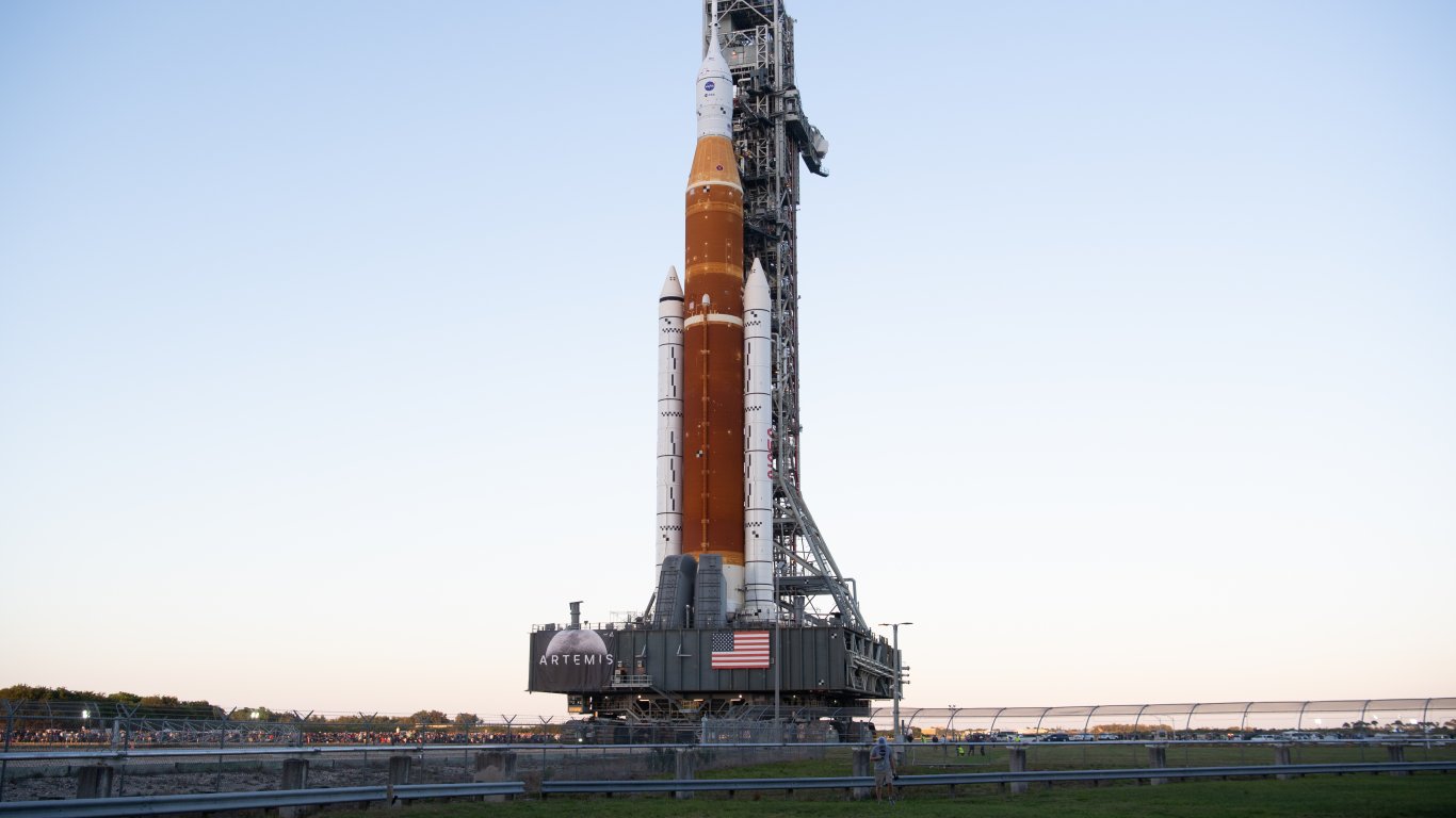 Мега ракетата SLS отново е на ракетната площадка във Флорида