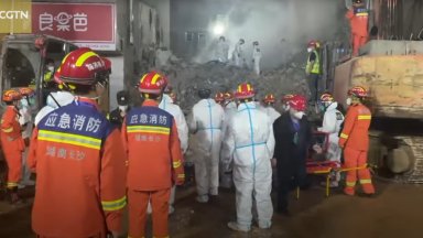 Извадиха жива жена изпод рухнала сграда преди 6 дни в Китай (видео)