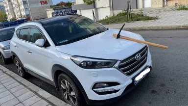 Колата на украинско семейство, настанено в Бургас, осъмна със забита кирка в капака