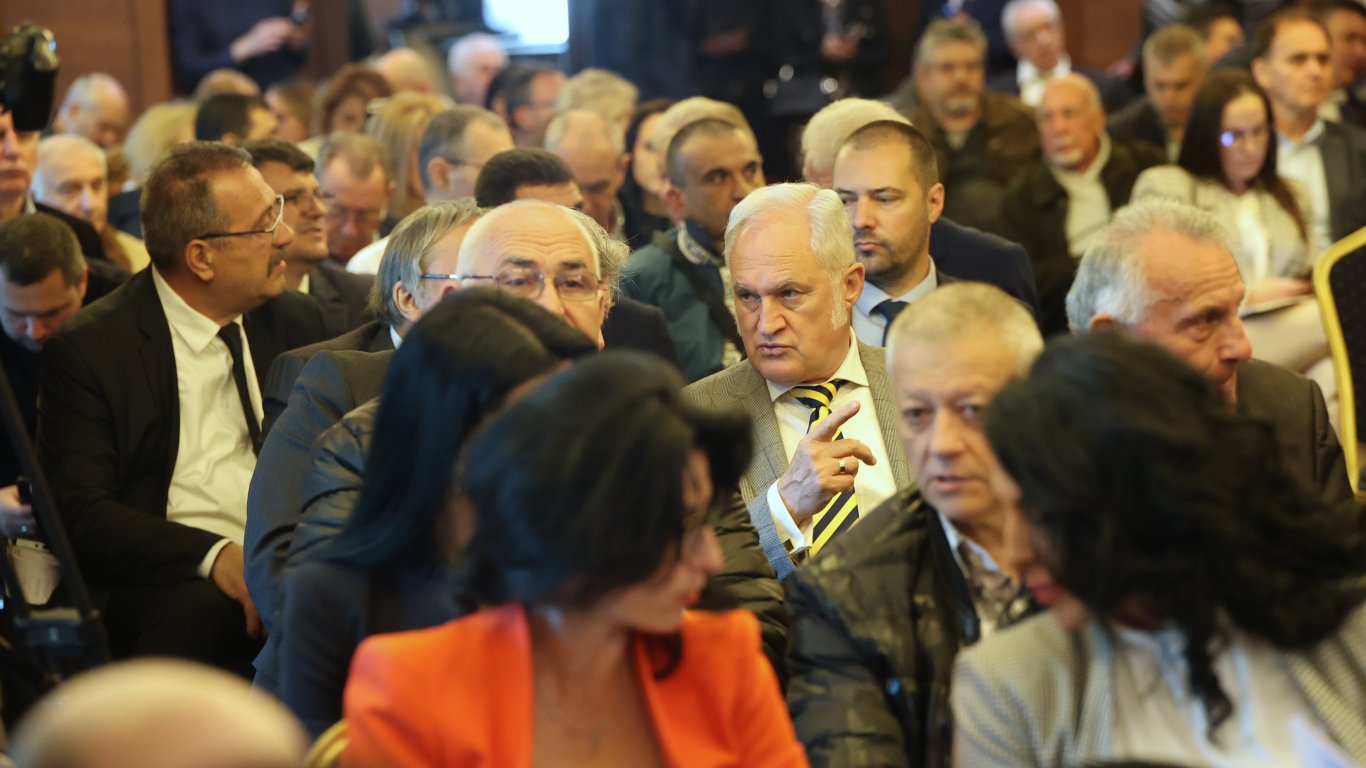 Икономистът Кольо Парамов сред присъстващите в залата