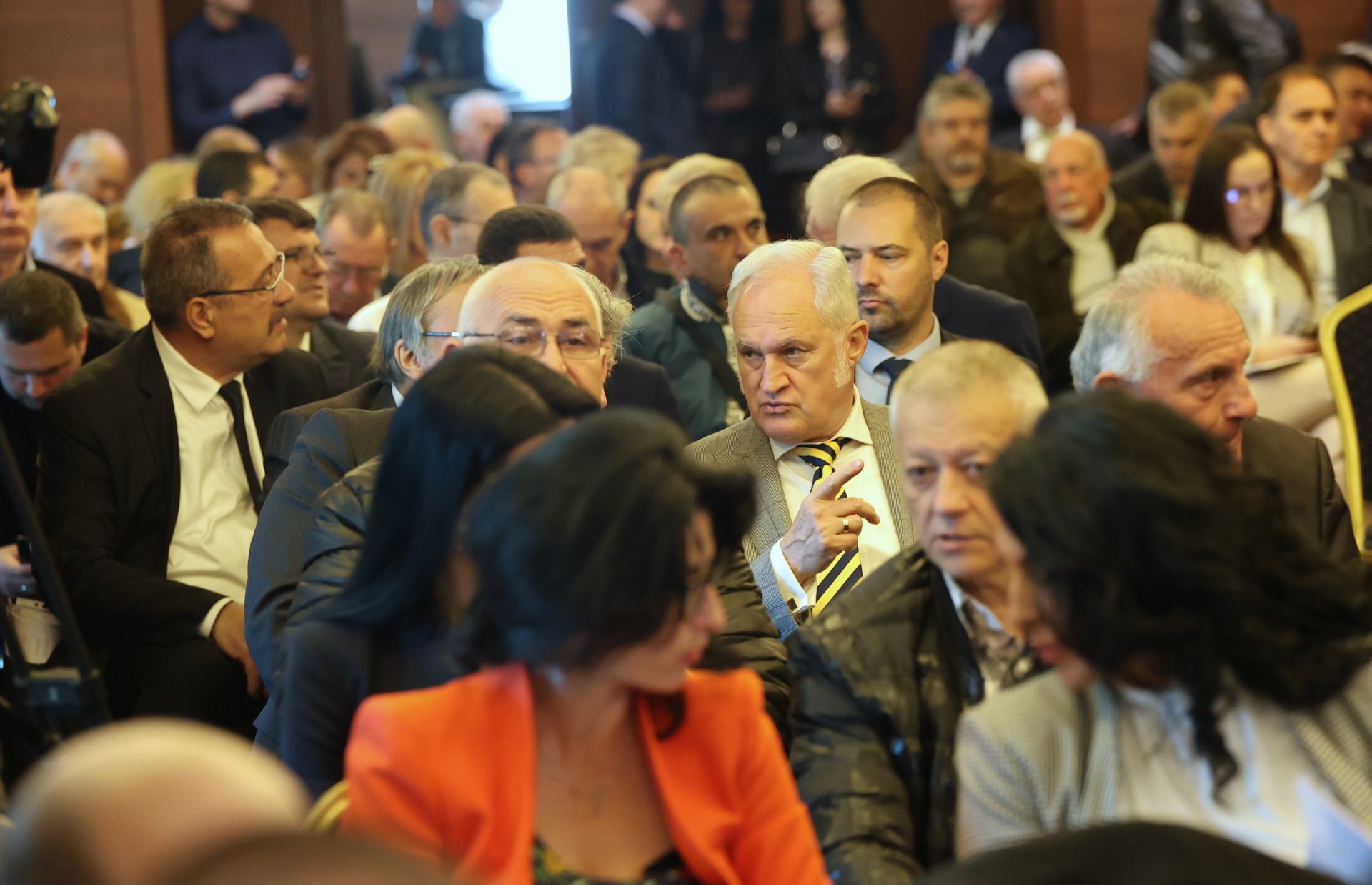 Икономистът Кольо Парамов сред присъстващите в залата