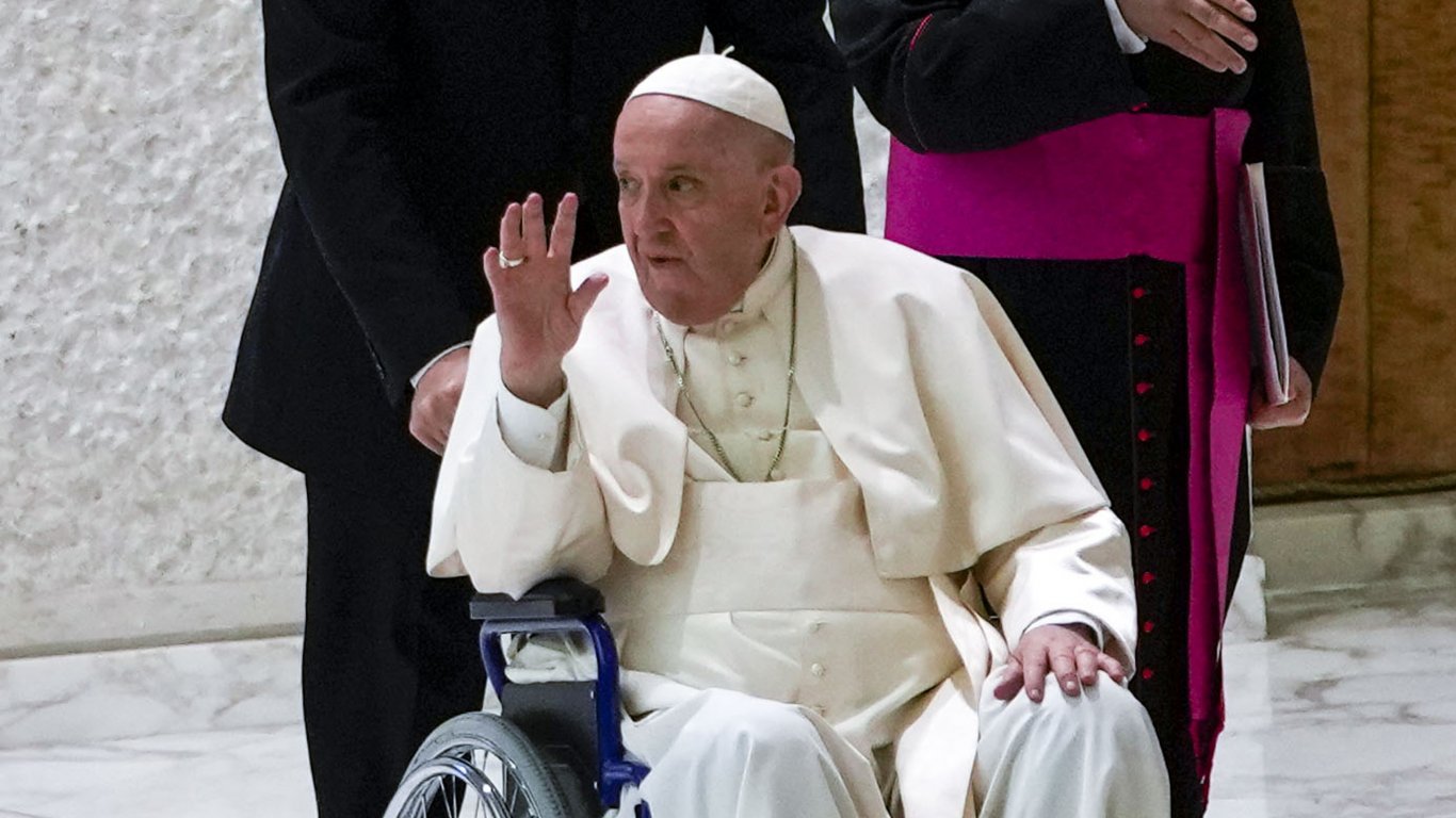 Папа Франциск не бе в състояние да направи традиционна обиколка на самолета, с който лети