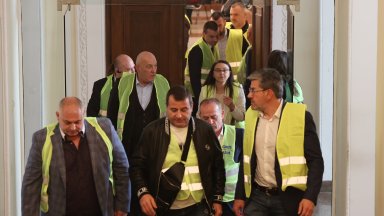 Срещата на Кирил Петков с представители на превозвачите завърши със скандал