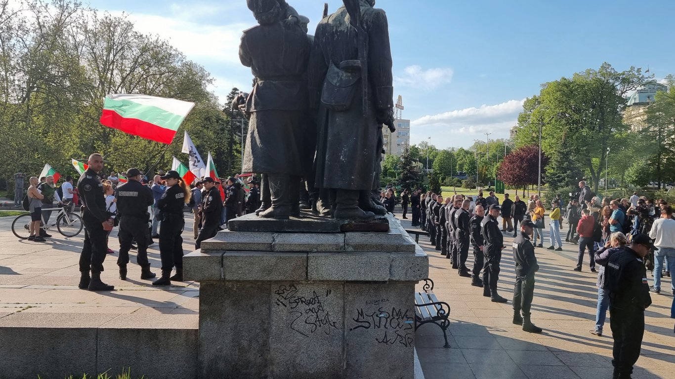 Протестиращи се сбиха пред Паметника на съветската армия (снимки)