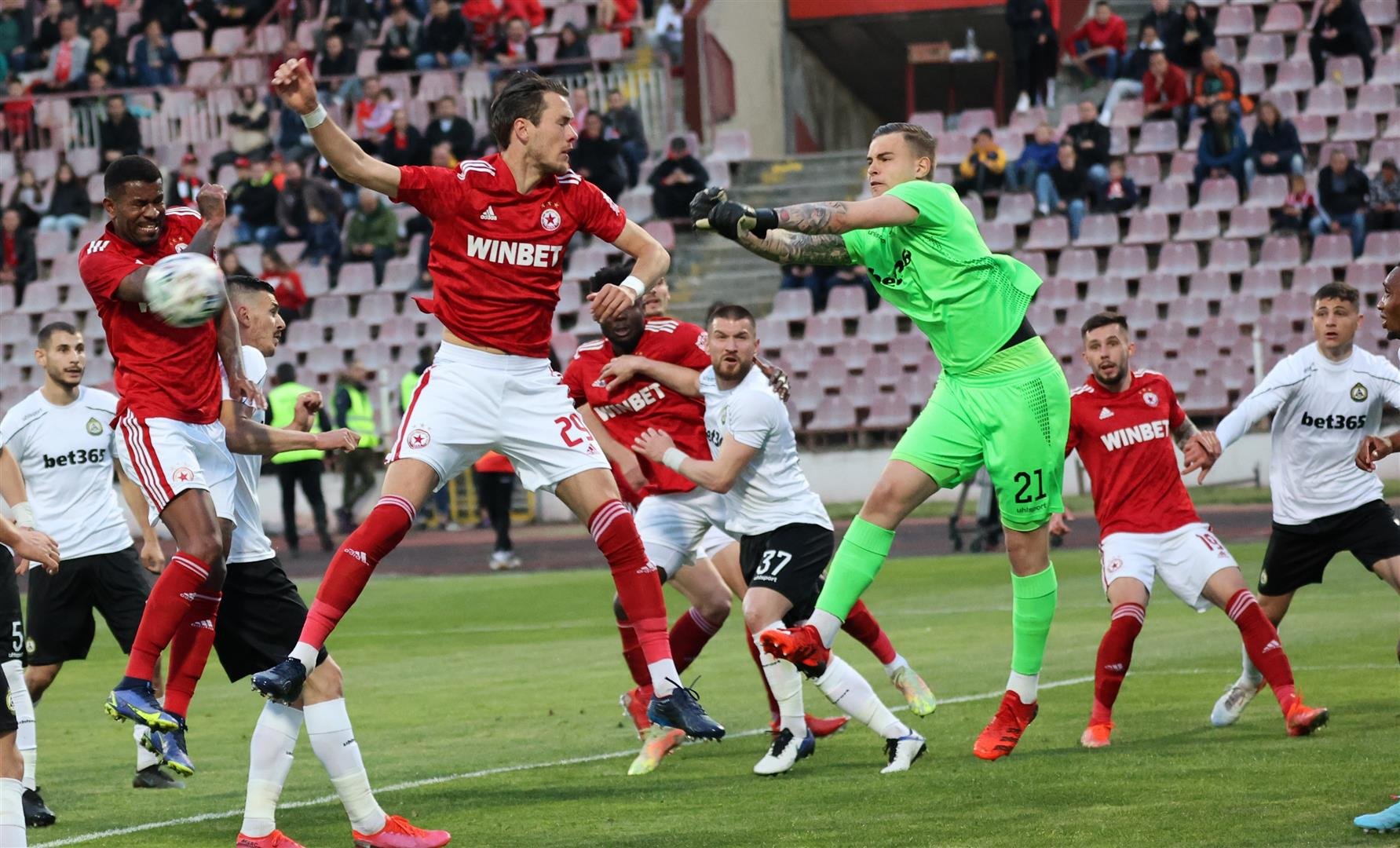 "Червените" спечелиха с 3:1 срещу Славия.
