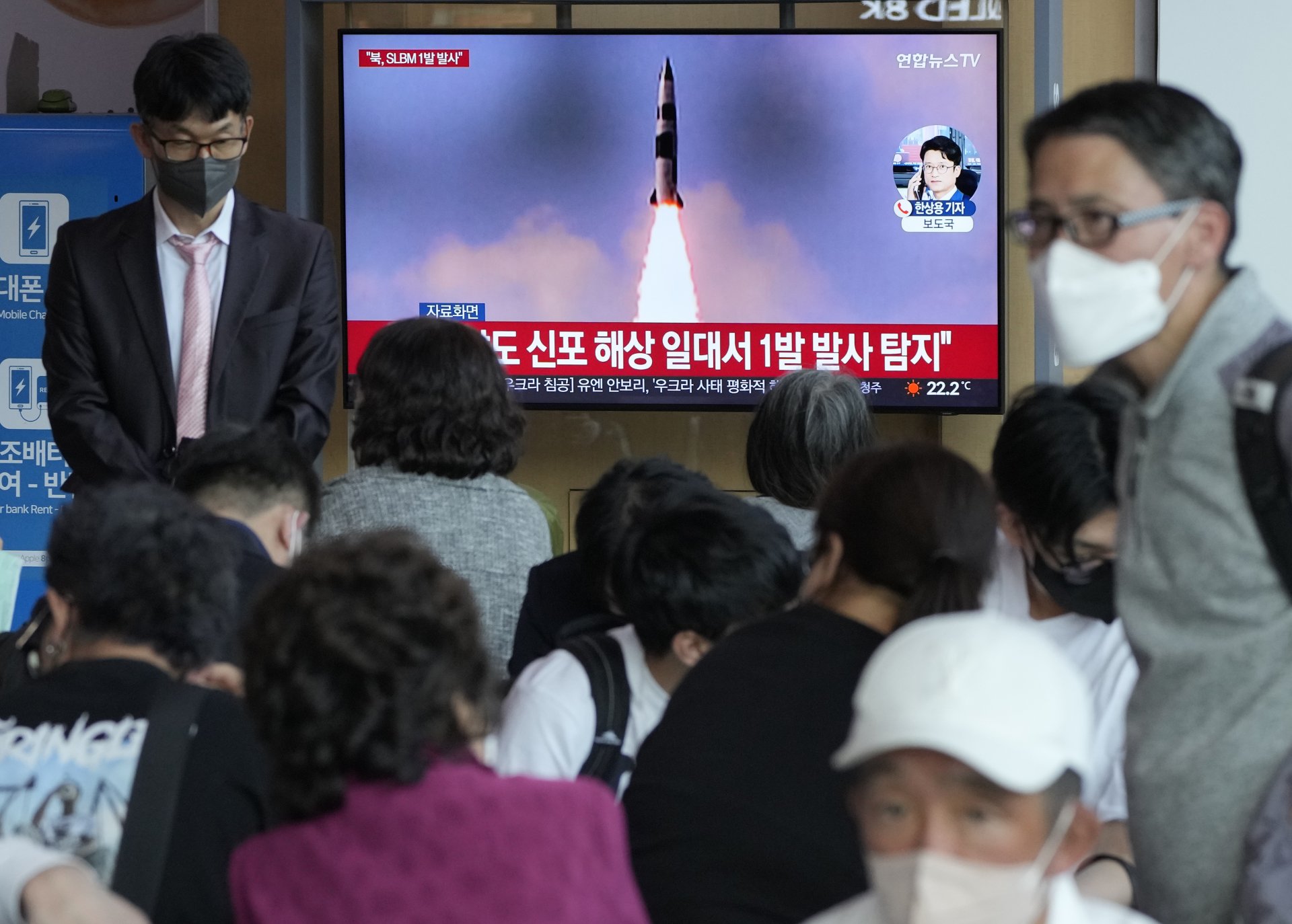Изстрелване на ракета от Северна Корея се предава по телевизията в Южна Корея, 7 май 2022 г.