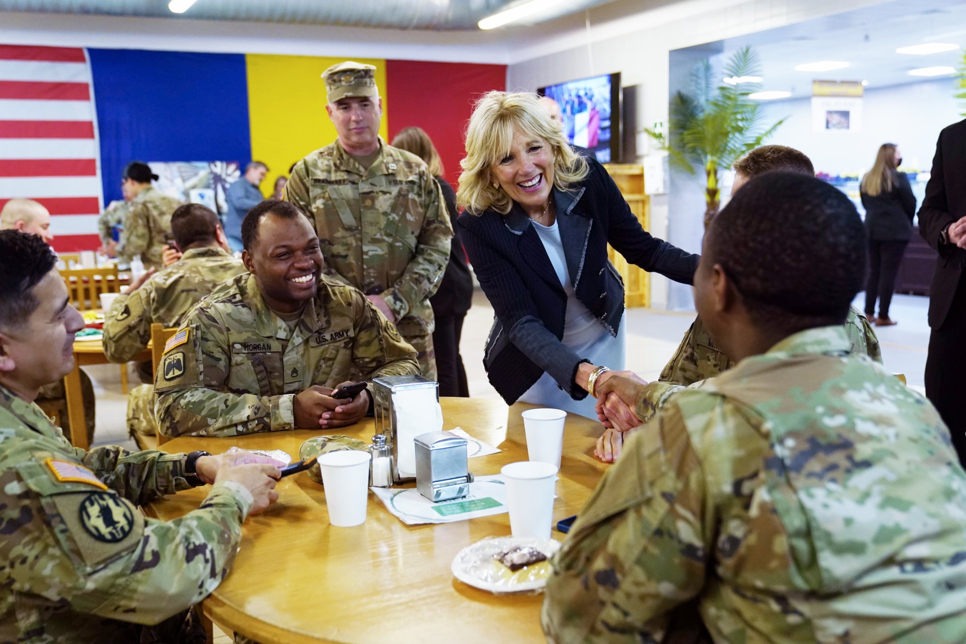 Първата дама Джил Байдън се срещна с американските войски по време на посещение в авиобаза "Михаил Когалничану" в Румъния, петък, 6 май 2022 г.