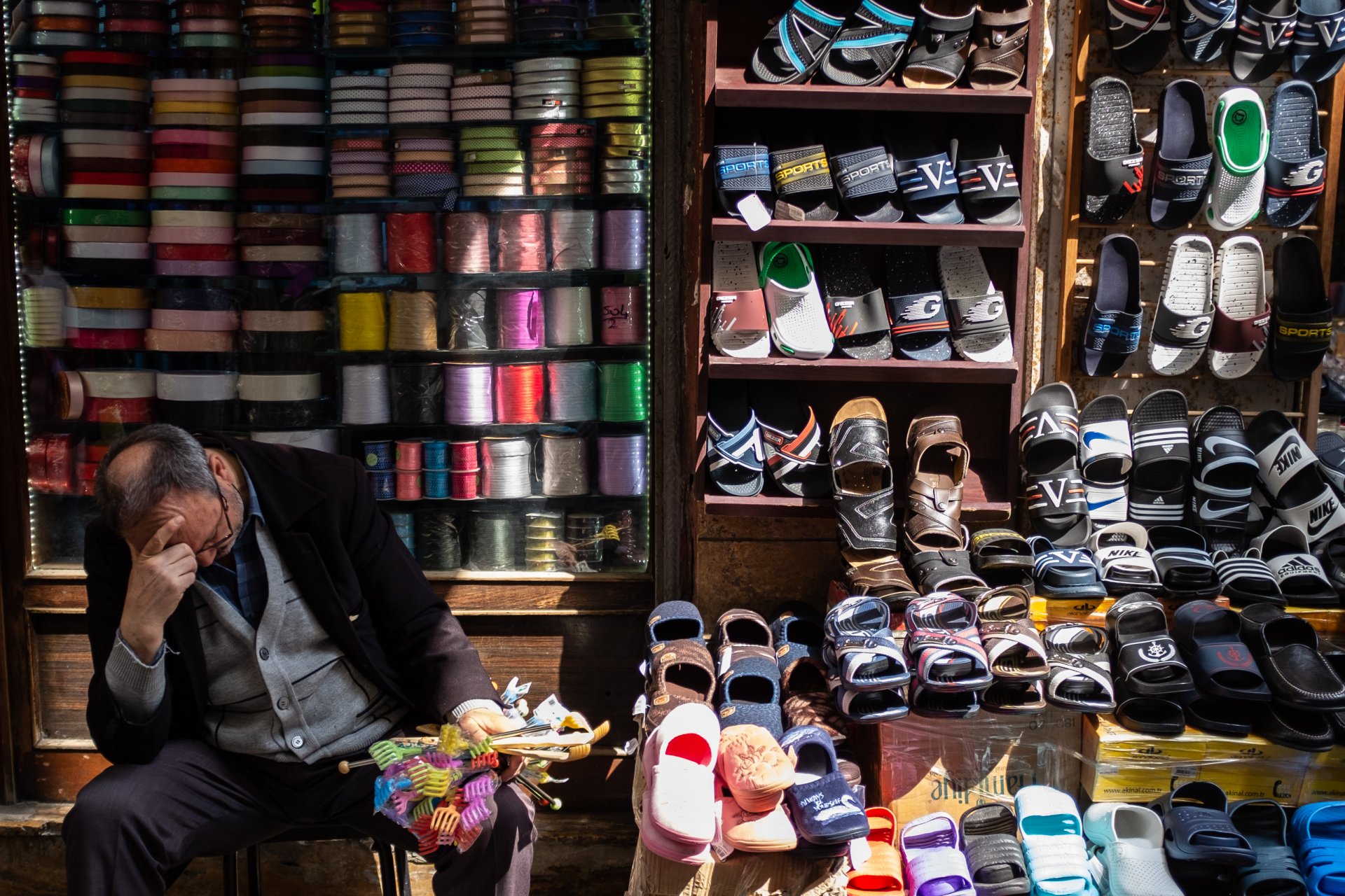 Продавач на чехли на пазата в Турция 