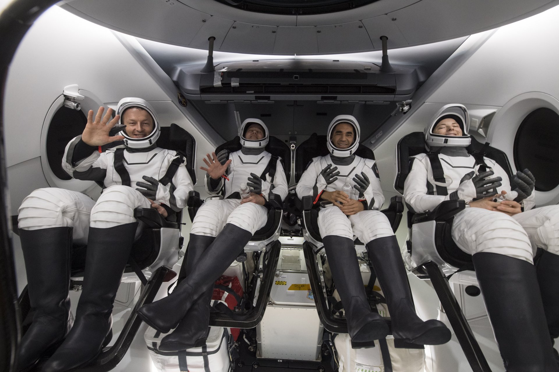 Маурър, Маршбърн, Чари и Барън се завръщат след 177 дни в космоса като част от експедиции 66 и 67 на борда на Международната космическа станция. 