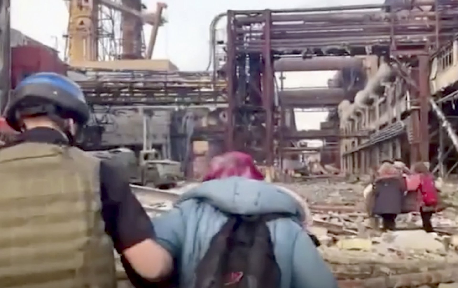 Украински боец помага на цивилни да се укрепят в завода "Азовстал"