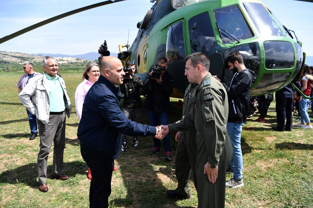 Премиерът на Северна Македония Димитър Ковачевски в деня на отворените врати част от учението "Swift Response 22" на спортното летище "Стенковец"