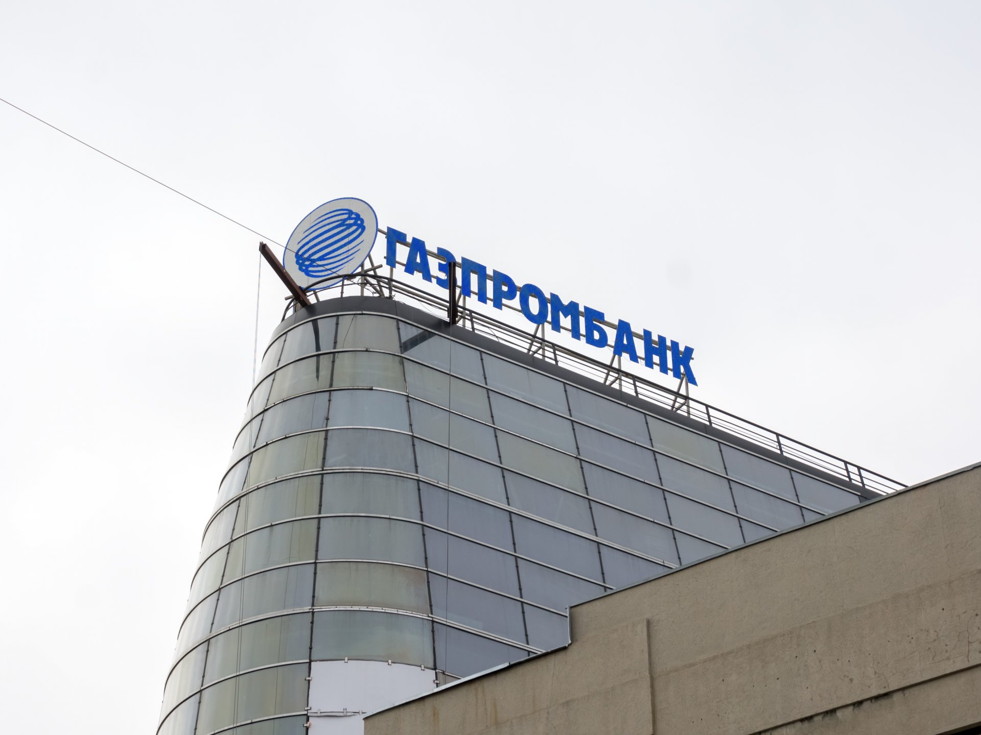Санкциите заобикалят "Газпромбанк", финансовото крило на монополиста "Газпром"