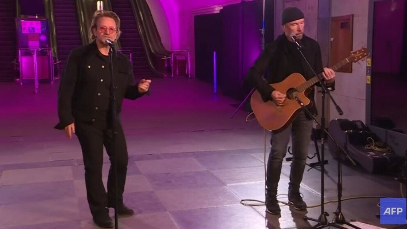 Боно и китаристът Едж изнесоха импровизиран концерт в киевското метро