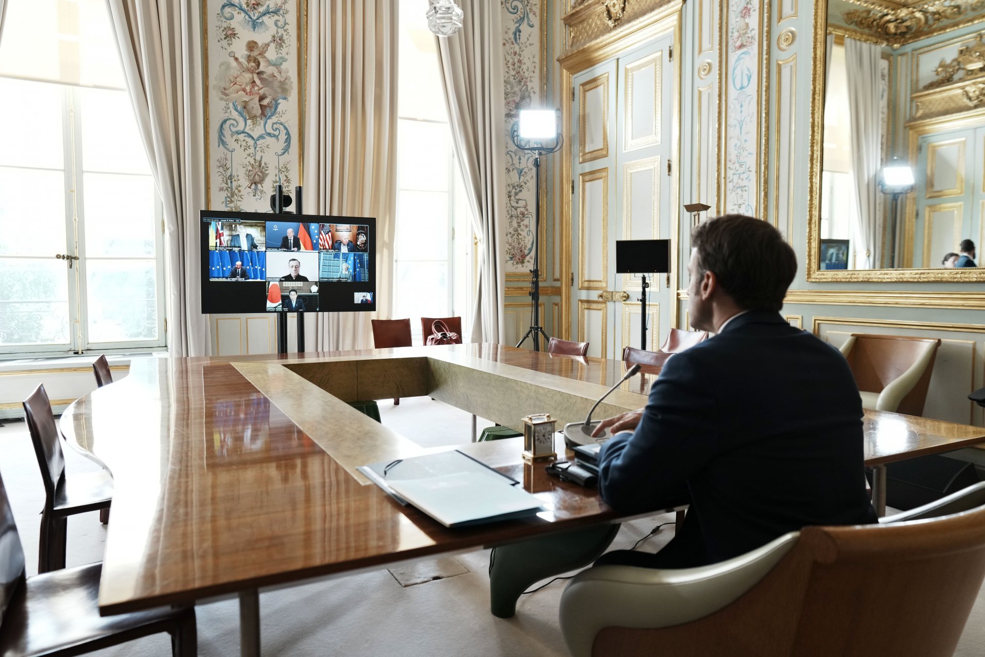 Френският президент Еманюел Макрон участва във видеоконференция на лидерите на Г-7 за Украйна, неделя, 8 май 2022 г.