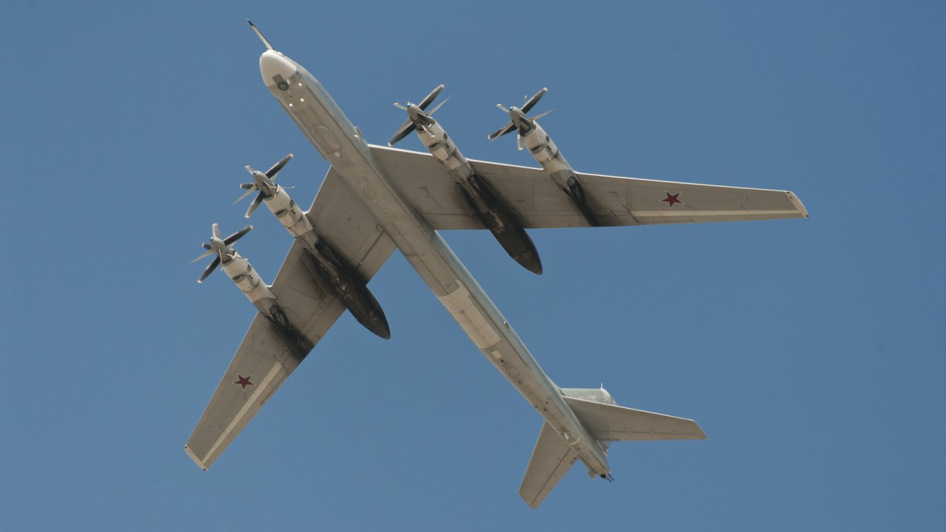 Атаки срещу военно летище и база със стратегически бомбардировачи на ВВС на Русия