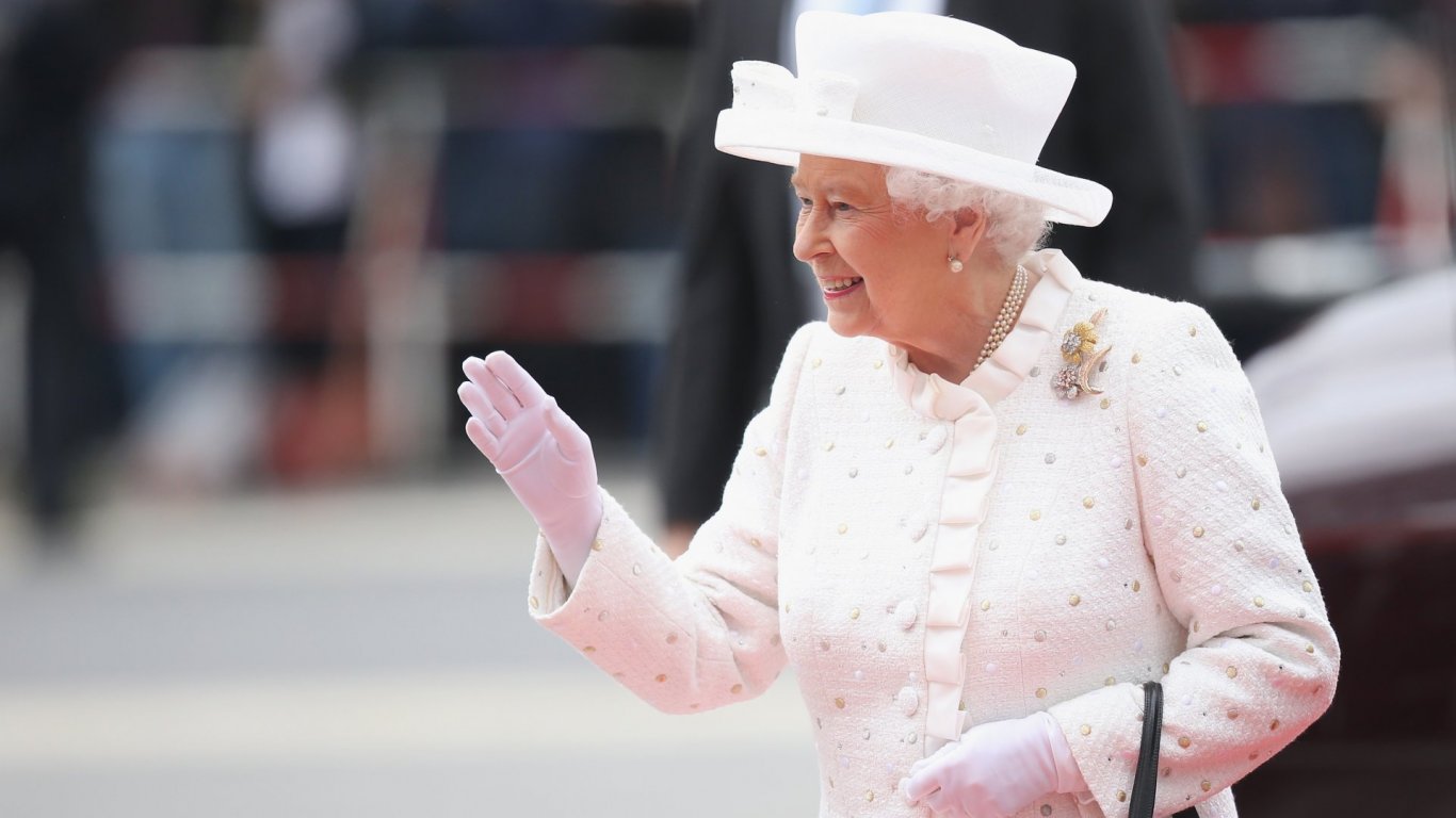 Кралица Елизабет ІІ посреща новия британски премиер на необичайно място