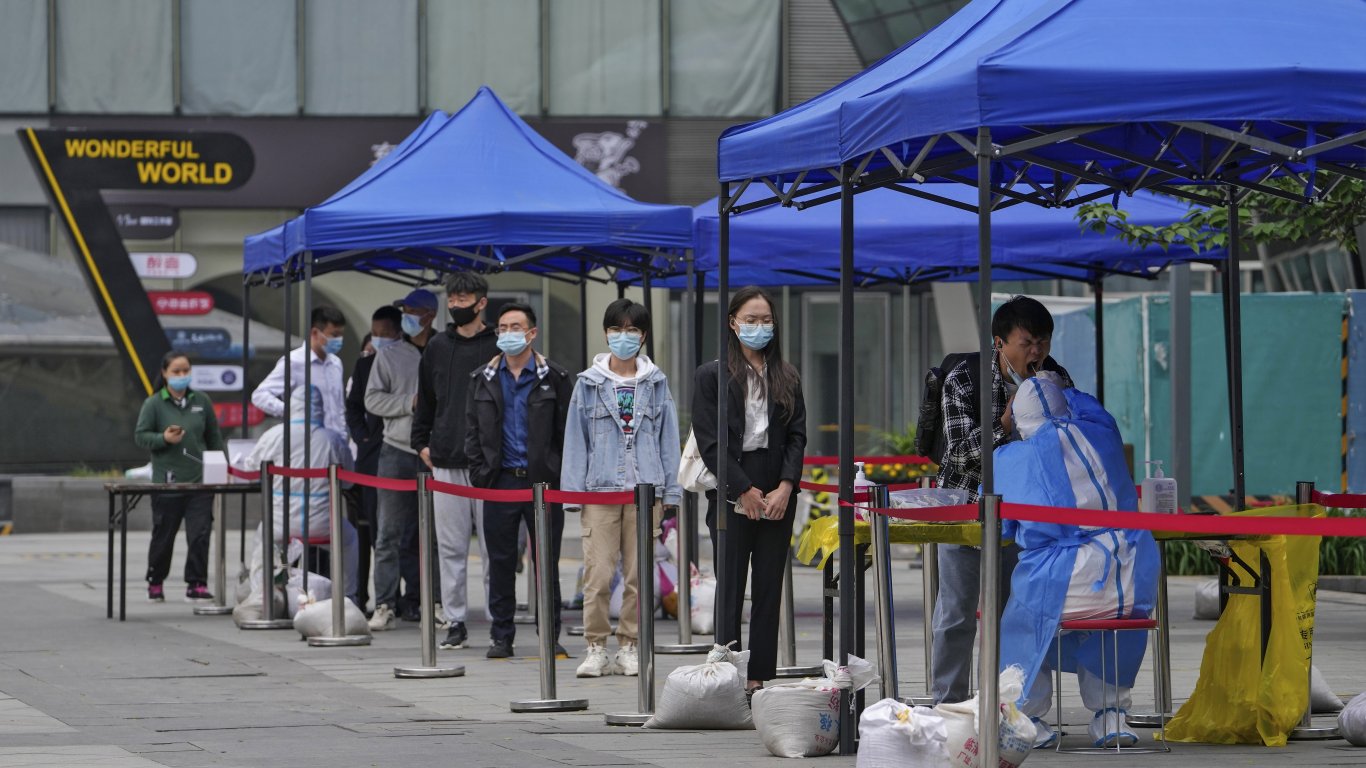 Китай реализира "неуморно" стратегията за "нулев ковид" и отново тества жителите на Шанхай