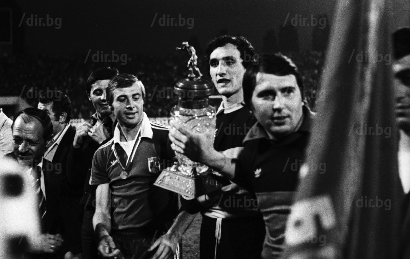 30 май 1979 г., последен 30-и кръг на първенството. Левски – ЦСКА 2:1. "Сините" са шампиони, а Томас Лафчис и Павел Панов са радостни на награждаването с титлата.
