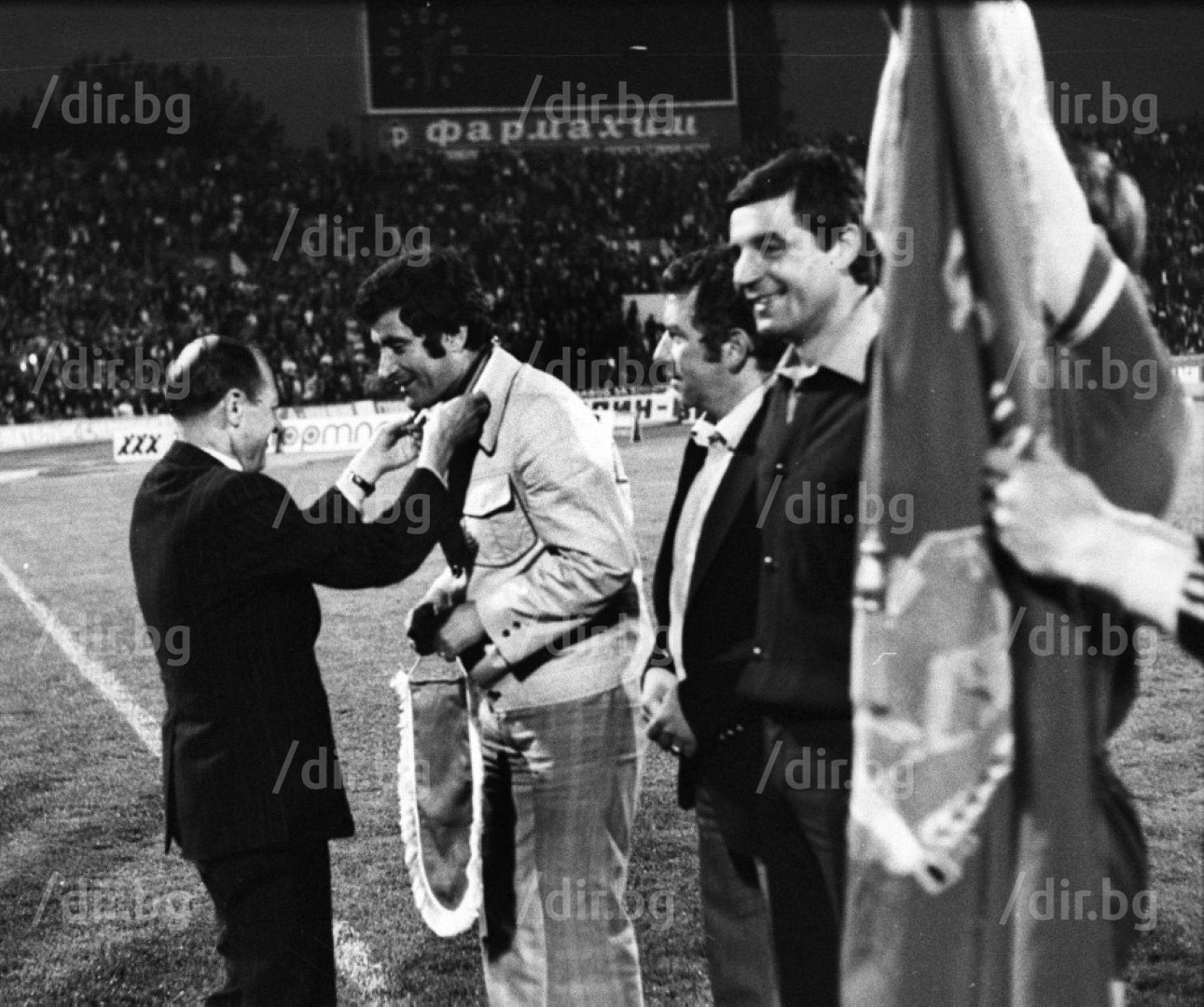 30 май 1979 г., последен 30-и кръг на първенството. Левски – ЦСКА 2:1. Треньорът на "сините" Иван Вуцов получава медала си за титлата.