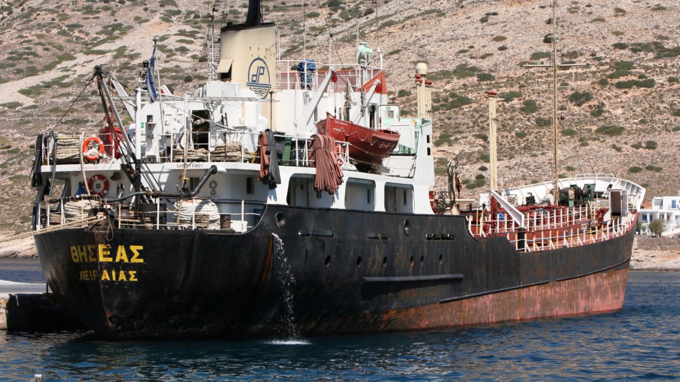 Иран задържа два гръцки танкера, Атина протестира остро