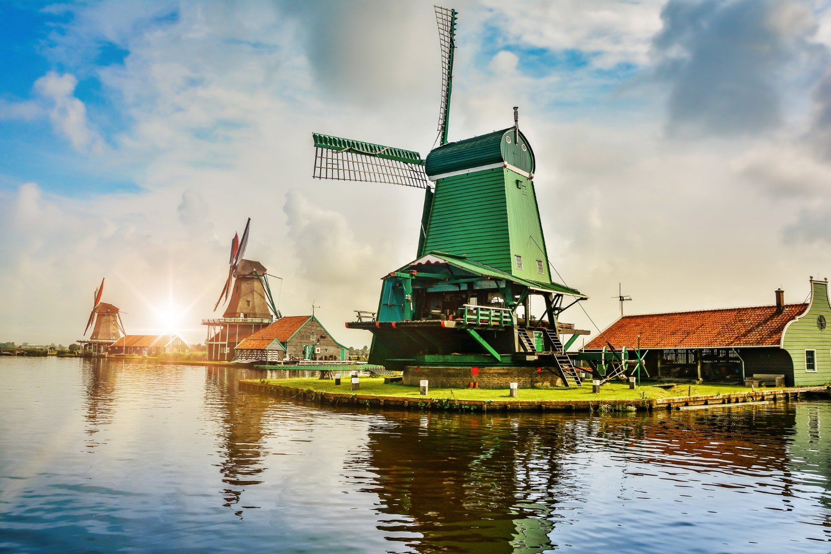 В Заансе Сханс е имало 600 мелници, образуващи първата индустриална зона в Нидерландия