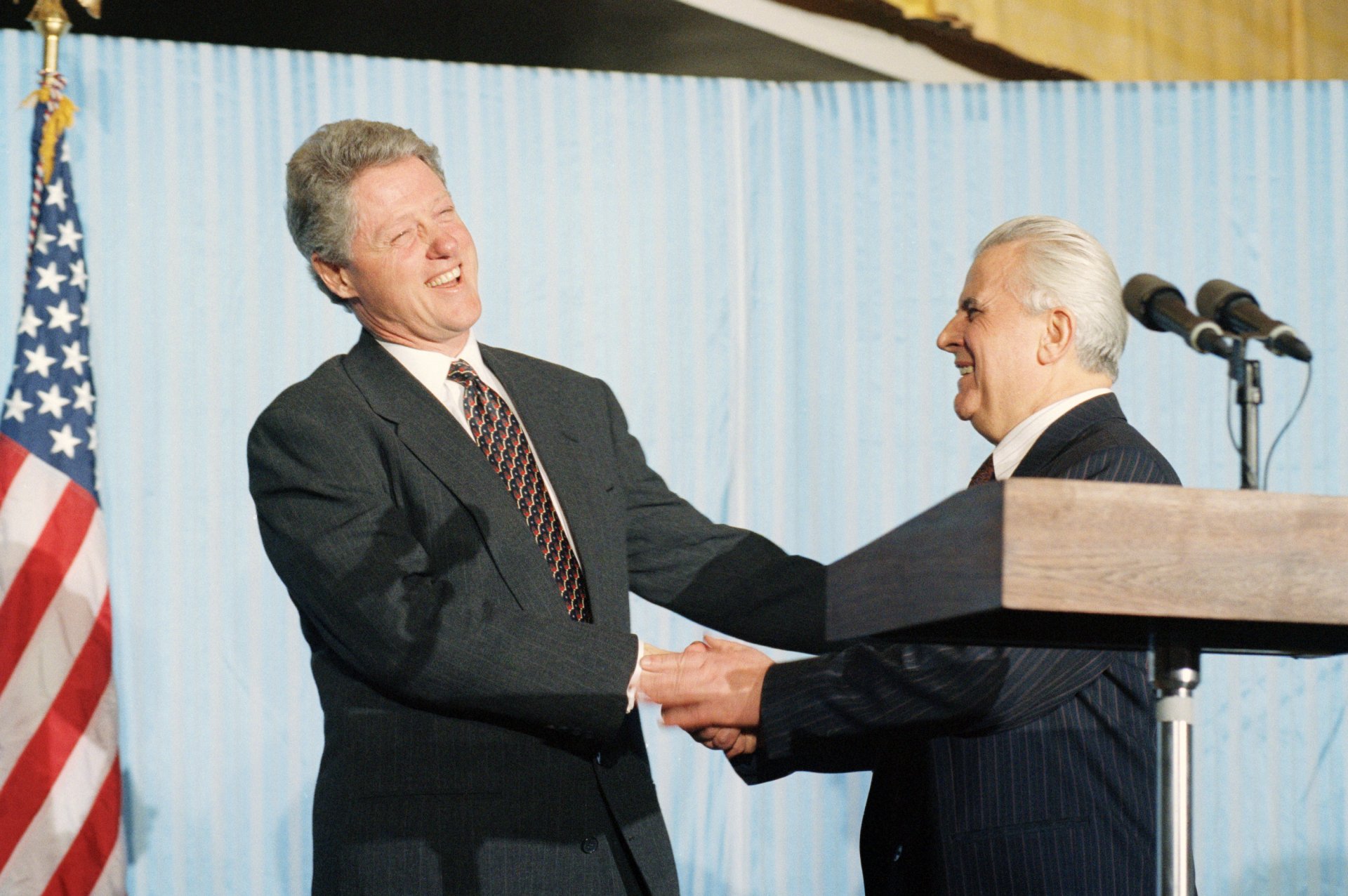 12 януари 1994 г. Президентът на САЩ Бил Клинтън и украинският президент Леонид Кравчук се ръкуват след пресконференцията си на летището в Киев