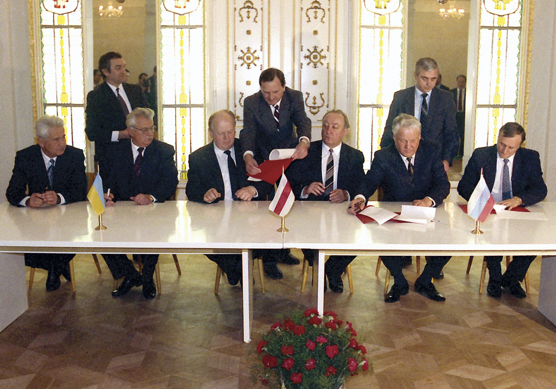8 декември 1991 г. Президентът на Русия Борис Елцин, втори вдясно, президентът на Украйна Леонид Кравчук, втори вляво, лидерът на Беларус Станислав Шушкевич, трети вляво, държавният секретар на Русия Генадий Бурбулис, вдясно, премиерът на Беларус Вячеслав Кебич, трети вдясно, и премиерът на Украйна Витолд Фокин, вляво, подписват споразумение за прекратяване на Съветския съюз и обявяване на създаването на Общността на независимите държави във Вискули, Беларус