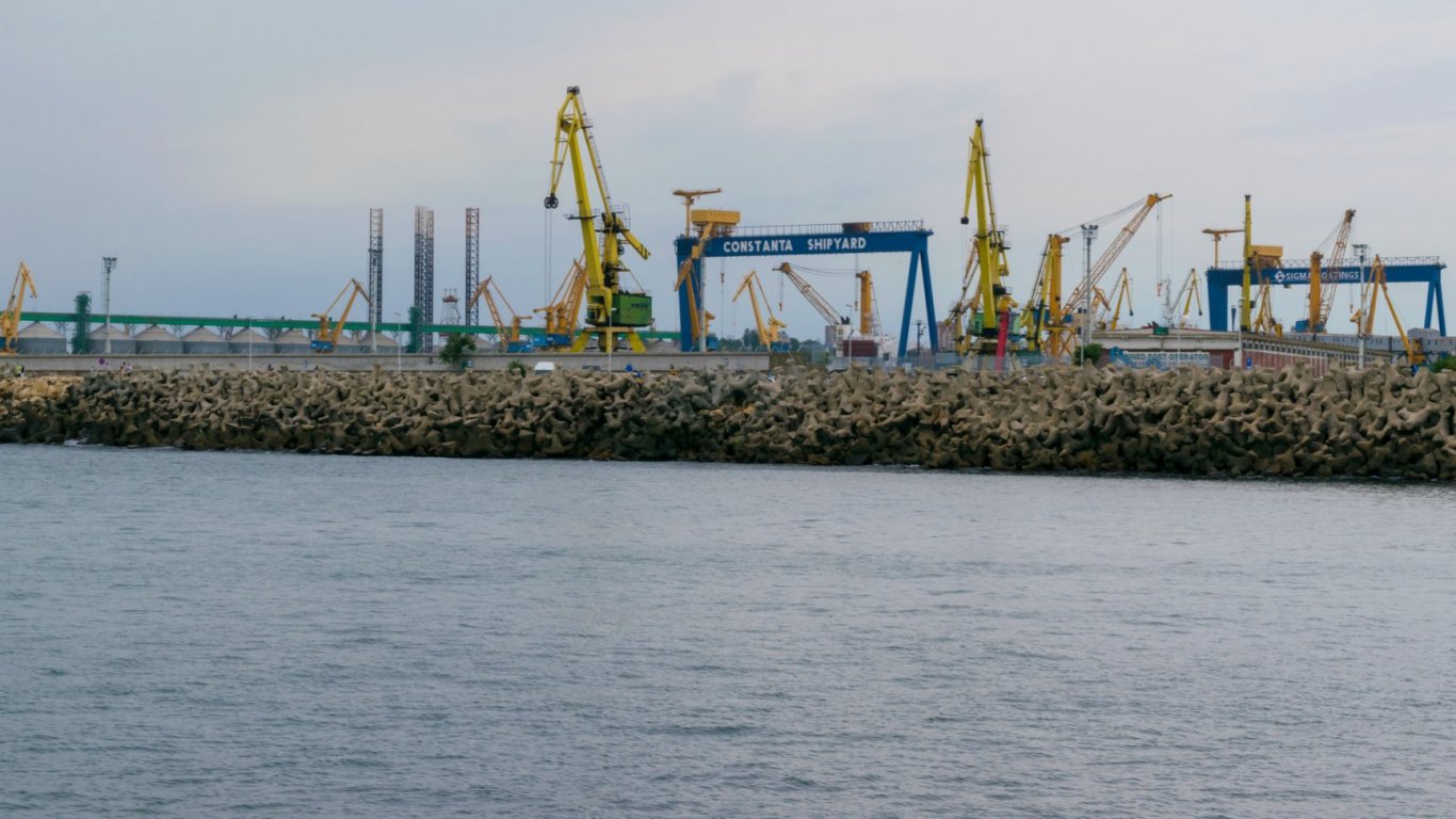 Шлеп с 1500 тона руски въглища е потънал на румънското пристанище Констанца (видео)