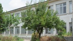 Работещите от болница във Варна излязоха на протест