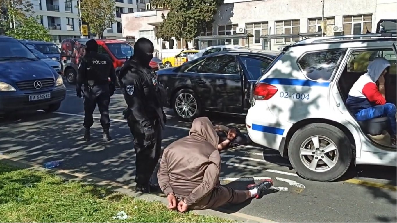 Зрелищен арест на наркогрупа в Бургас, двама лежат с белезници на пътното платно (видео)