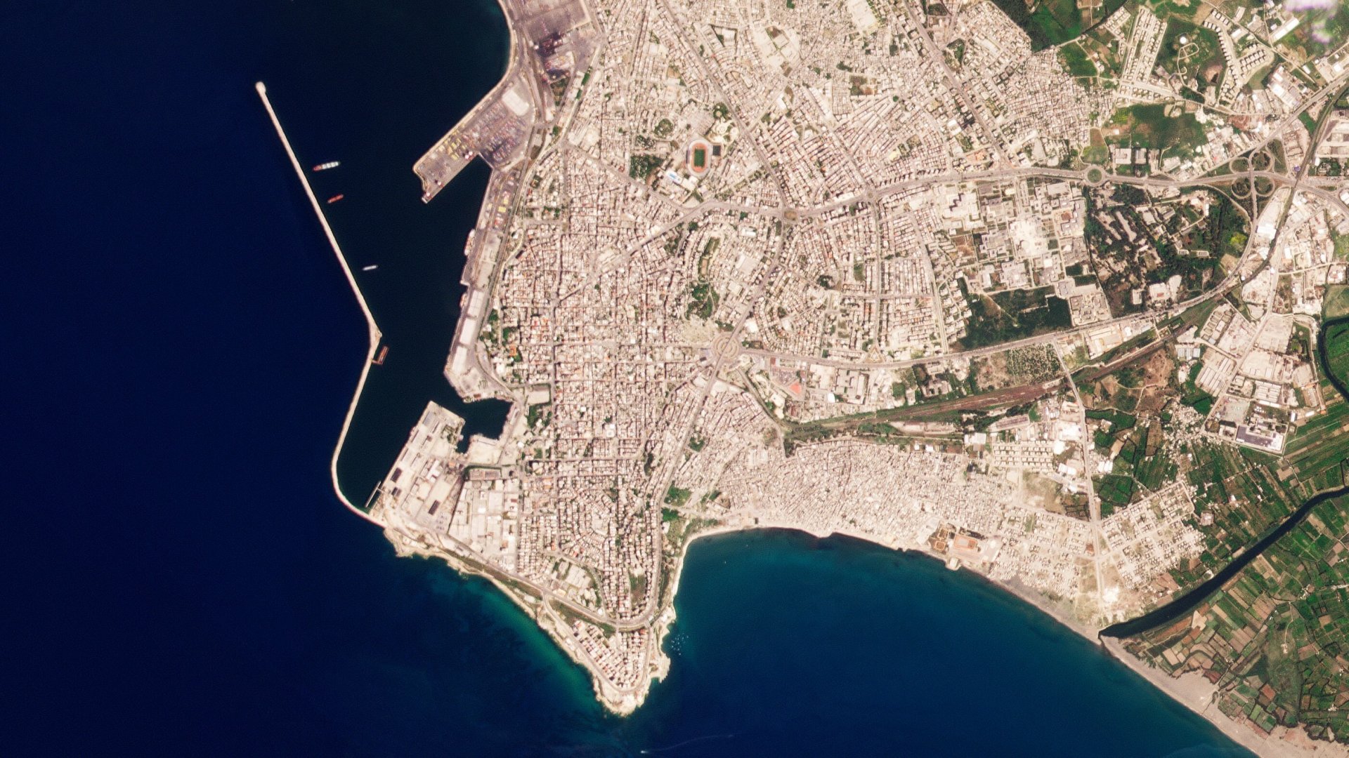 Сателитни снимки на Planet Labs PBC, анализирани от Асошиейтед прес в сряда, 11 май, показват, че корабът "Матрос Позинич" под руски флаг, за който се смята, че носи откраднато украинско зърно, акостира в пристанището на Латакия, Сирия