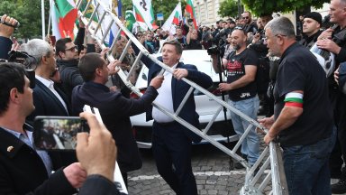 Георги Георгиев за сблъците пред общината: Депутатската карта не е дадена за вандалски прояви