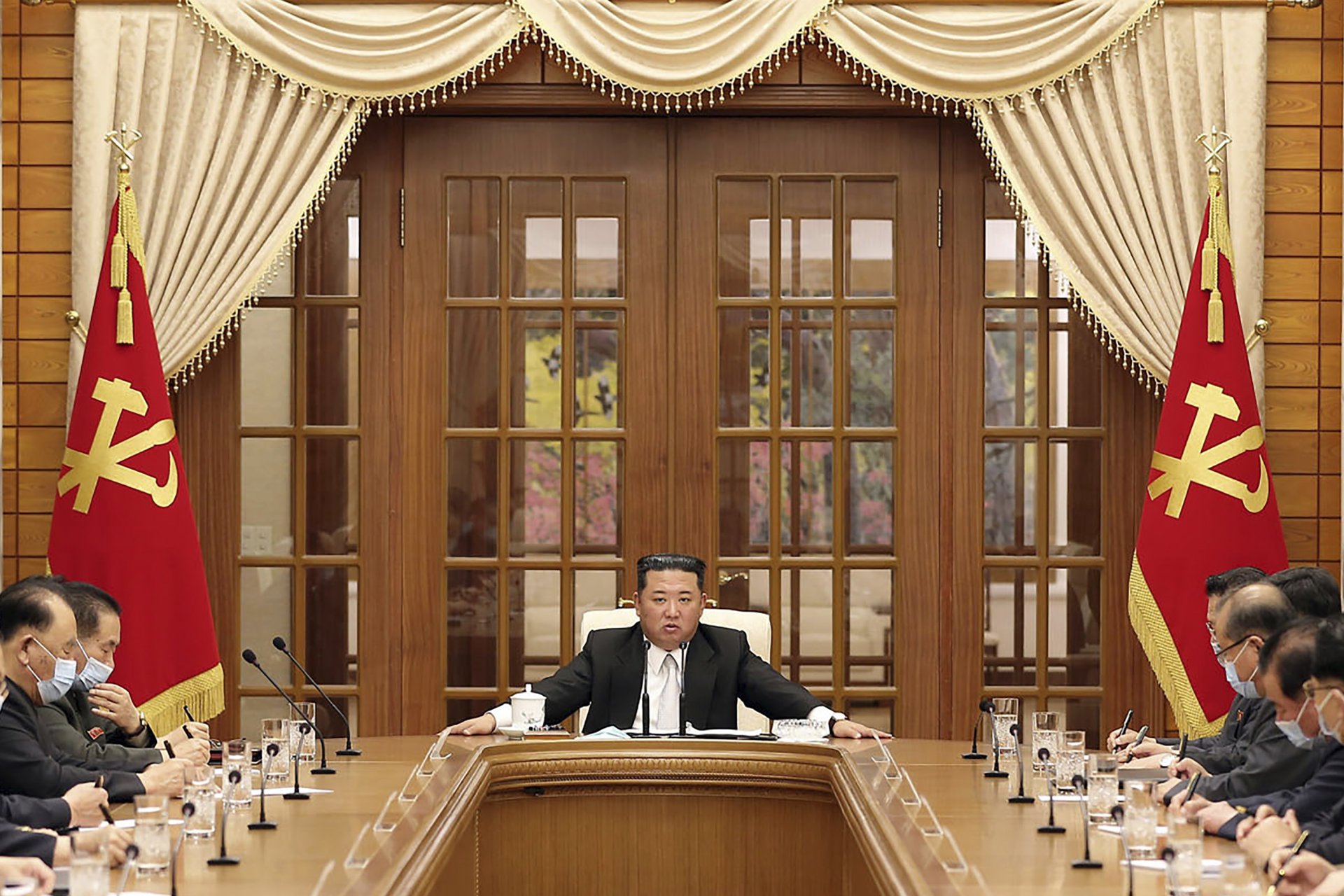 На тази снимка, предоставена от правителството на Северна Корея, лидерът Ким Чен Ун председателства заседанието на Централния комитет на управляващата Работническа партия в Пхенян, четвъртък, 12 май 2022 г.